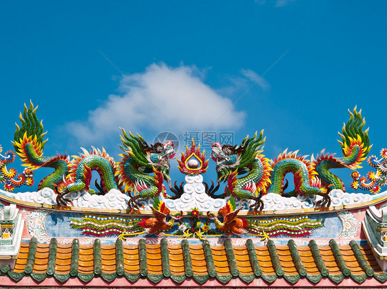 寺庙屋顶上的龙雕像雕塑神话信仰建筑学艺术木材雕刻力量传统装饰品图片