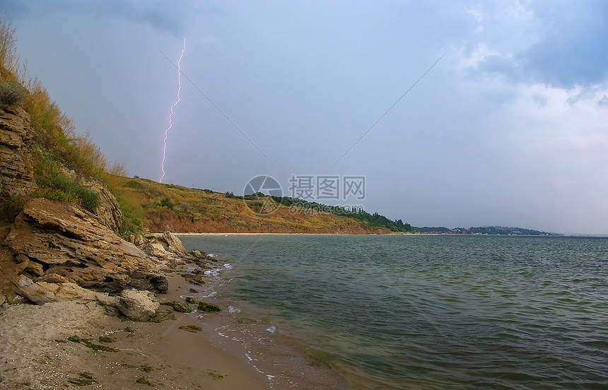 暴风雨即将来临闪电荒野树木灌木丛天空波浪图片