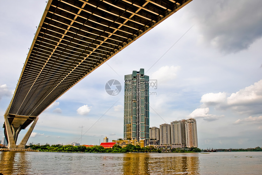 在桥环上走很长一段路厄运天空宗教摩天大楼假期上帝旅行城市路线航程图片