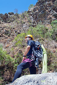 男人对金银河谷的捕食冒险系统男士头盔保安瀑布极限峡谷登山假期图片