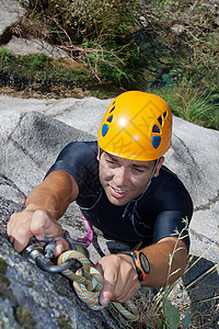 男人用绳索来排泄系统峡谷冒险地形男士行动假期悬崖头盔边缘图片