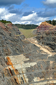重建家园的矿山本垒矿业图片