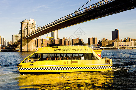 美国纽约市曼哈顿布鲁克林大桥下轮渡图片