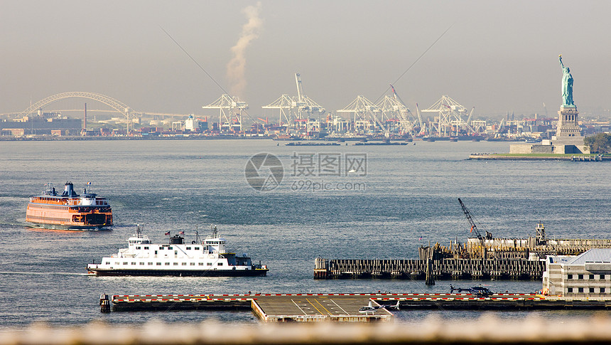 上纽约湾和自由女神像 美国纽约市水运船舶血管水手雕塑渡轮自由船只海湾水路图片