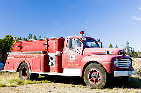 美国缅因州缅因州旧消防车公路运输交通工具汽车外观车辆红色图片