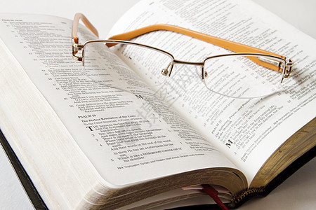 圣经上戴着眼镜打开精神遗嘱宗教信仰图片