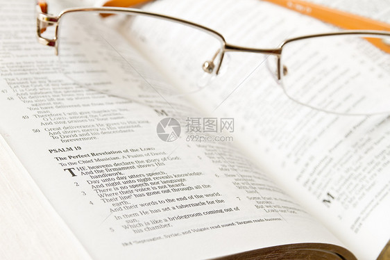 圣经上戴着眼镜打开遗嘱精神宗教信仰图片