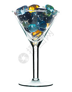 装有彩色玻璃石的马提尼杯蓝色白色石头玻璃酒杯宝石岩石珠宝图片