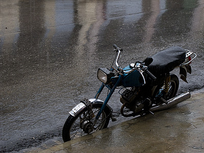 雨水中锁住自动自行车图片