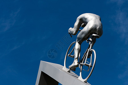 在山坡上骑自行车雕塑速度胜利跑步者轮子团队蓝色齿轮历史传奇背景