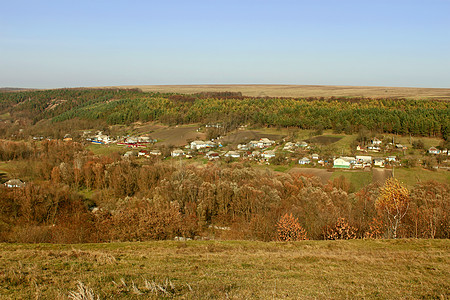 秋季农村地貌森林宽慰蓝色阴霾房屋丘陵耕地天空绿色木头图片