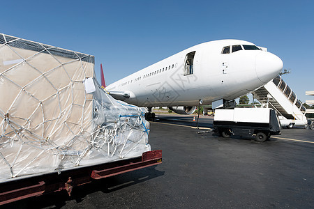 正在飞机上装入 freigth货物载体交通技术涡轮客机旅行码头安全金属图片