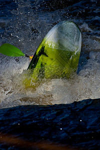 白水自由式危险冲浪运动员皮艇荒野假期活动闲暇头盔追求图片