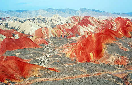 风蚀土形地质学地质旅行红色岩石地貌爬坡背景图片