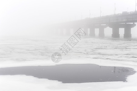 雾中大桥运输两极旅行寒冷金属纪念碑电缆城市地标美丽图片