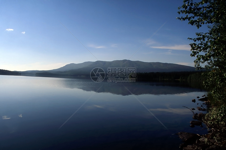 蓝湖和天空山脉文化低水风景绿色自然界湖岸草原丘陵火山图片