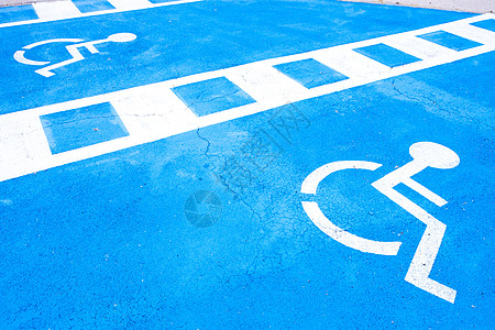 为残疾人预留的空位外观示意图蓝色轮椅背景图片