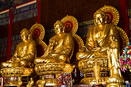 三佛在中国的泰国寺庙里雕像游客祷告宗教纪念碑文化历史佛教徒旅行唤醒图片