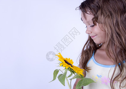 有花的小女孩蔬菜幸福孩子头发影棚棕色童年快乐行动长发图片