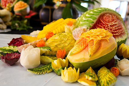 西瓜雕刻水果雕刻雕塑食物木瓜剪裁餐饮西瓜黄瓜热带背景
