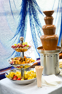 巧克力甜点液体喷泉订婚派对可可糖果火锅服务用餐盘子图片