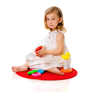 女孩玩金字塔幸福女儿童年好奇心学习孩子衣服玩具喜悦头发图片