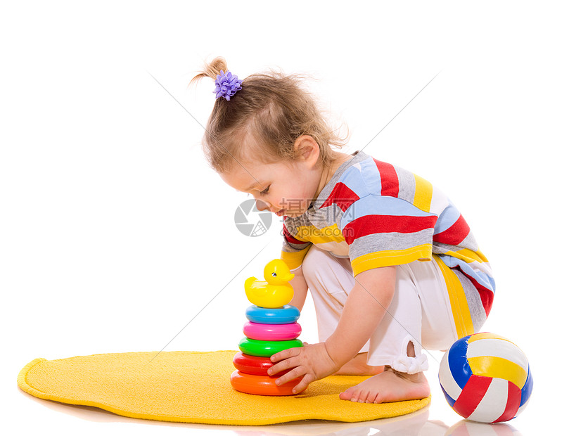 玩托盘游戏学习童年金字塔好奇心头发孩子女孩衣服喜悦图片