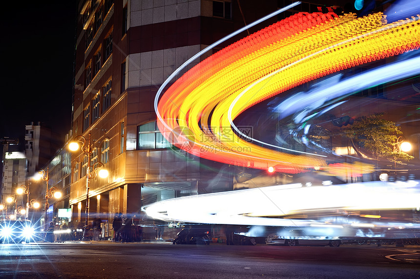 充满多彩的城市之夜地标速度运输建筑学汽车城市建筑公寓运动交通图片
