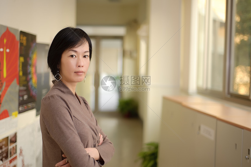 亚裔成年女性职业领导者商务数字经理专家商业管理人员办公室手表图片