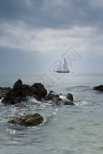 海上航行船舶地平线天空蓝色运输海洋桅杆岩石旅游图片