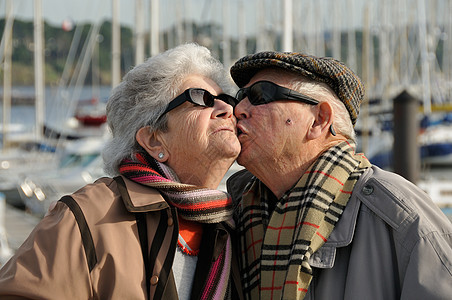 和老婆接吻的老老人图片