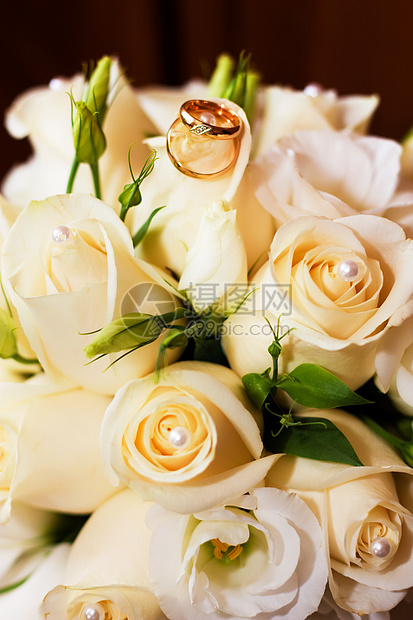结婚花束上的戒指白色叶子婚礼新娘婚姻金子庆典订婚花朵新人图片