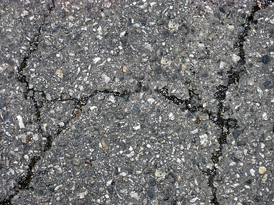 沥青上的裂缝人行道损害宏观街道黑色地面路面城市工业灰色图片