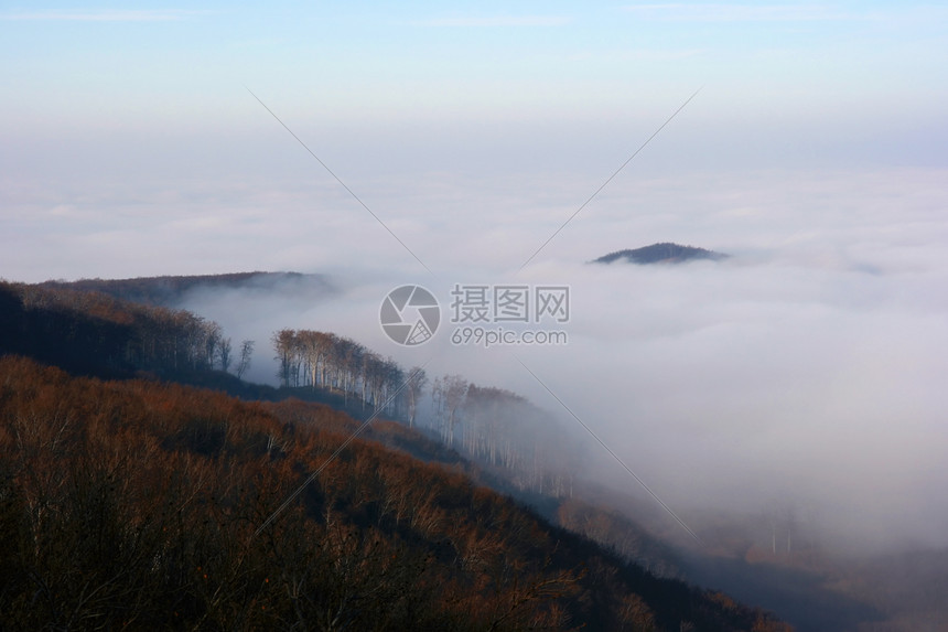 看法阴霾爬坡白色日光薄雾森林远足天空旅行旅游图片