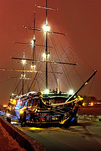 古老的帆船晚上在码头图片