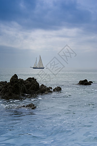 海上航行船舶蓝色旅游天空海洋地平线运输桅杆岩石图片