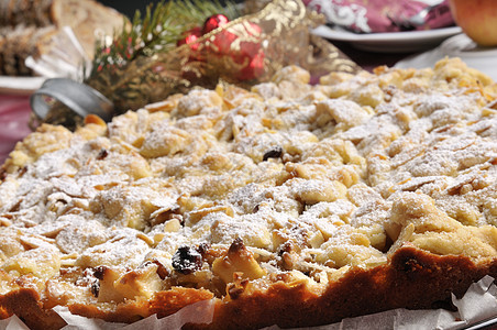 烤苹果圣诞节派葡萄干盘子甜点桌子手工馅饼食物糕点图片