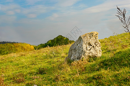 斜坡上的一块大石头图片