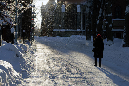 在冬天步行去教堂 冬天背景图片