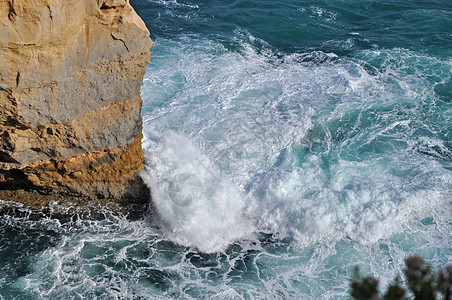 美丽的蓝大洋浪潮 澳大利亚崎岖蓝色波浪石头吸引力旅游公园游客砂岩海滩图片