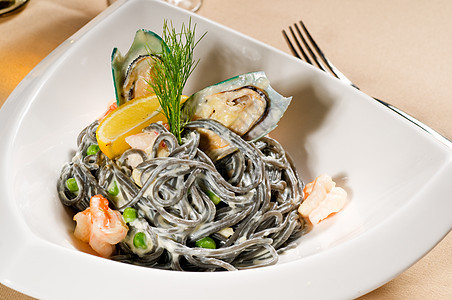 海鲜黑意大利面蔬菜香菜盘子用餐饮食面条食物香料午餐贝类图片
