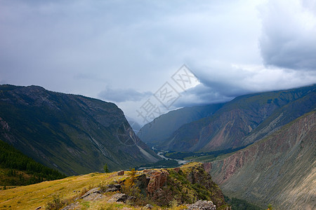 阿尔泰山脉 美丽的高地景观 俄罗斯 西伯利亚地形风暴天空旅行荒野木头风景森林旅游雷雨图片
