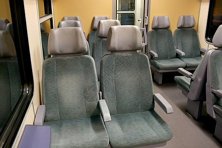 内部列车民众窗户运输车皮乘客旅行后勤座位工业白色高清图片