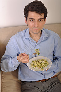 男人在吃午饭饮食沙发男性食物衬衫成人菠菜营养幸福蓝色图片