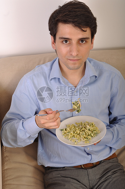 男人在吃午饭饮食沙发男性食物衬衫成人菠菜营养幸福蓝色图片