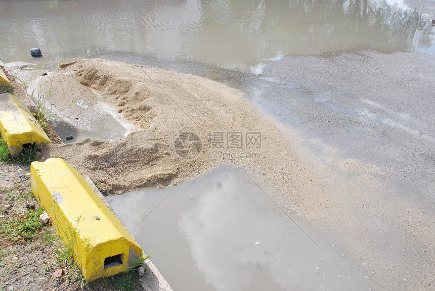 洪水泛滥的公路工地黄色碎石工业进步石头街道警告行动基础设施工作图片