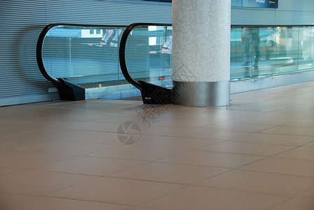 现代扶梯金属人行道运输地面商业交通中心反射蓝色飞机场图片