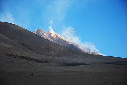 伏尔卡诺埃塔纳火山蓝色烟雾灰尘天空图片