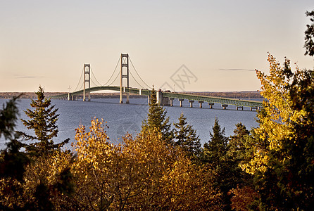 密歇根州Mackinaw市大桥城市波浪海峡天空交通电缆汽车半岛卡车蓝色图片