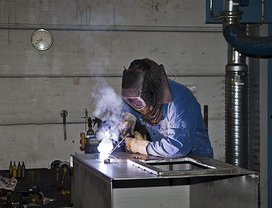 焊接操作员金属工作服安全工艺男士体力劳动者火焰反射职业技术图片